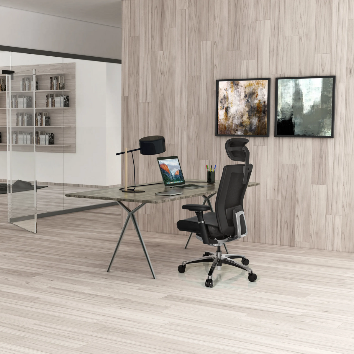 Sedia da ufficio professionale NOVA in pelle nera a una scrivania in un ufficio dal design moderno di hjh OFFICE