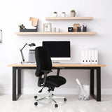 Sedia da ufficio professionale nera ZENIT COMFORT a una scrivania in uno studio luminoso di hjh OFFICE