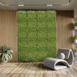 Pannello vegetale verde LEAFLUXE 3 come verde verticale davanti a una parete a listelli in legno di hjh LIVING