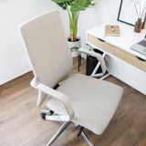 Sedia da ufficio professionale BESSONA beige con braccioli e base in alluminio davanti a una scrivania bianca di hjh OFFICE