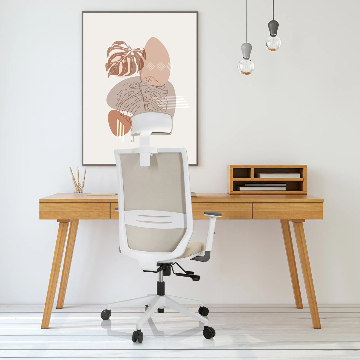 Sedia da ufficio professionale PROFONDO PRO W beige con poggiatesta e braccioli davanti a una scrivania di hjh OFFICE