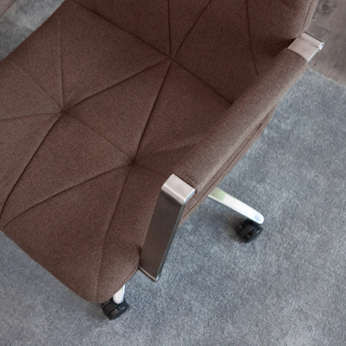 Rivestimento in tessuto marrone medio con cuciture trapuntate della Sedia Home Office SARANTO II di hjh OFFICE