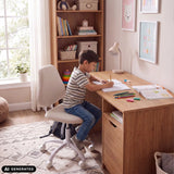 Sedia girevole per bambini Lumikid beige a una scrivania di hjh OFFICE (immagine generata dall’IA)