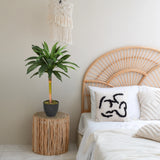 Piante artificiali DRACAENA I in verde con un vaso scuro su un tavolino di hjh OFFICE