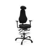 Sedia da banco RESISTIO WORK nera con poggiatesta, anello poggiapiedi e base a cinque ruote di hjh OFFICE – vista a 360° (vista frontale 20°)