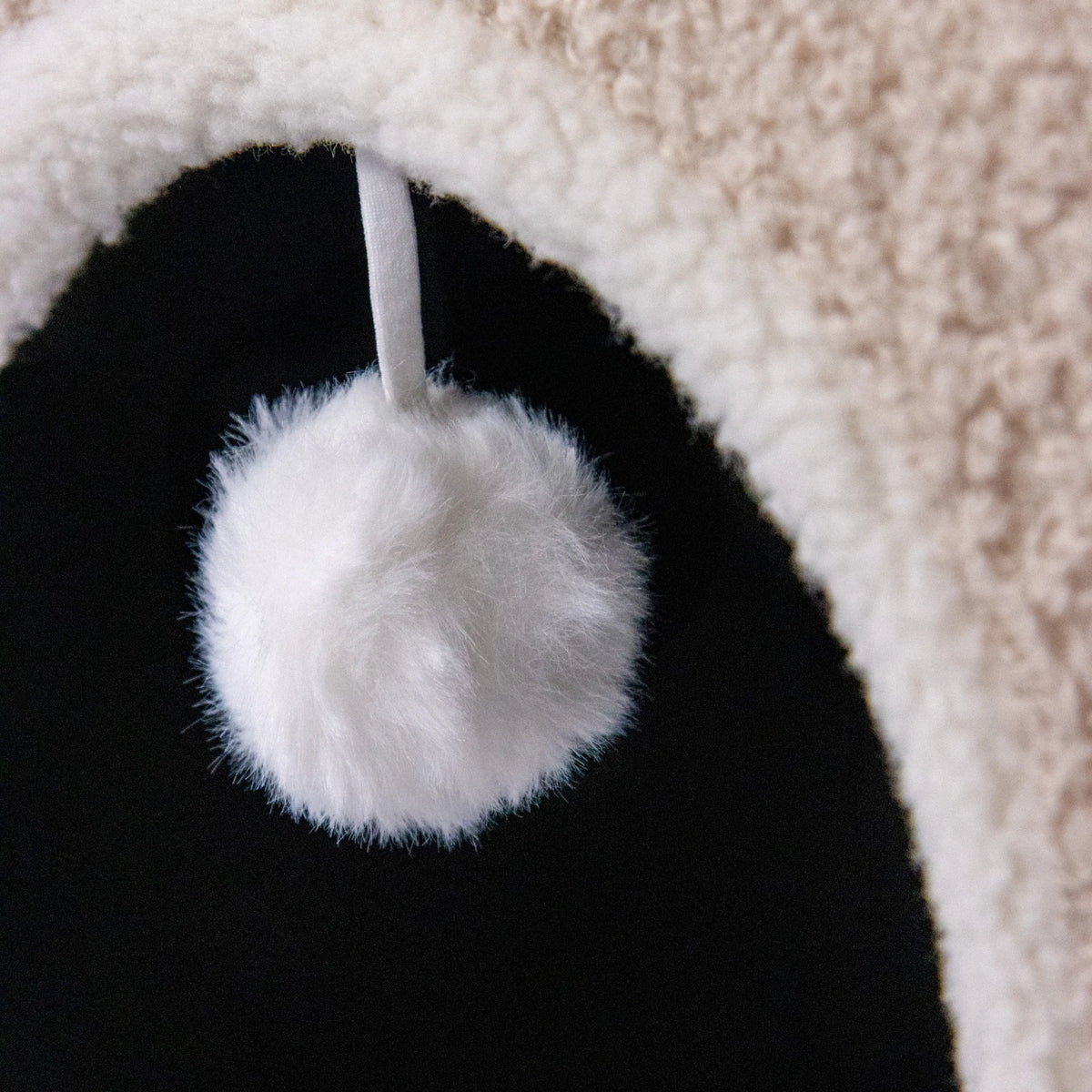 Pompon bianco su una cuccia chiusa per gatto PAWY EB beige di hjh LIVING