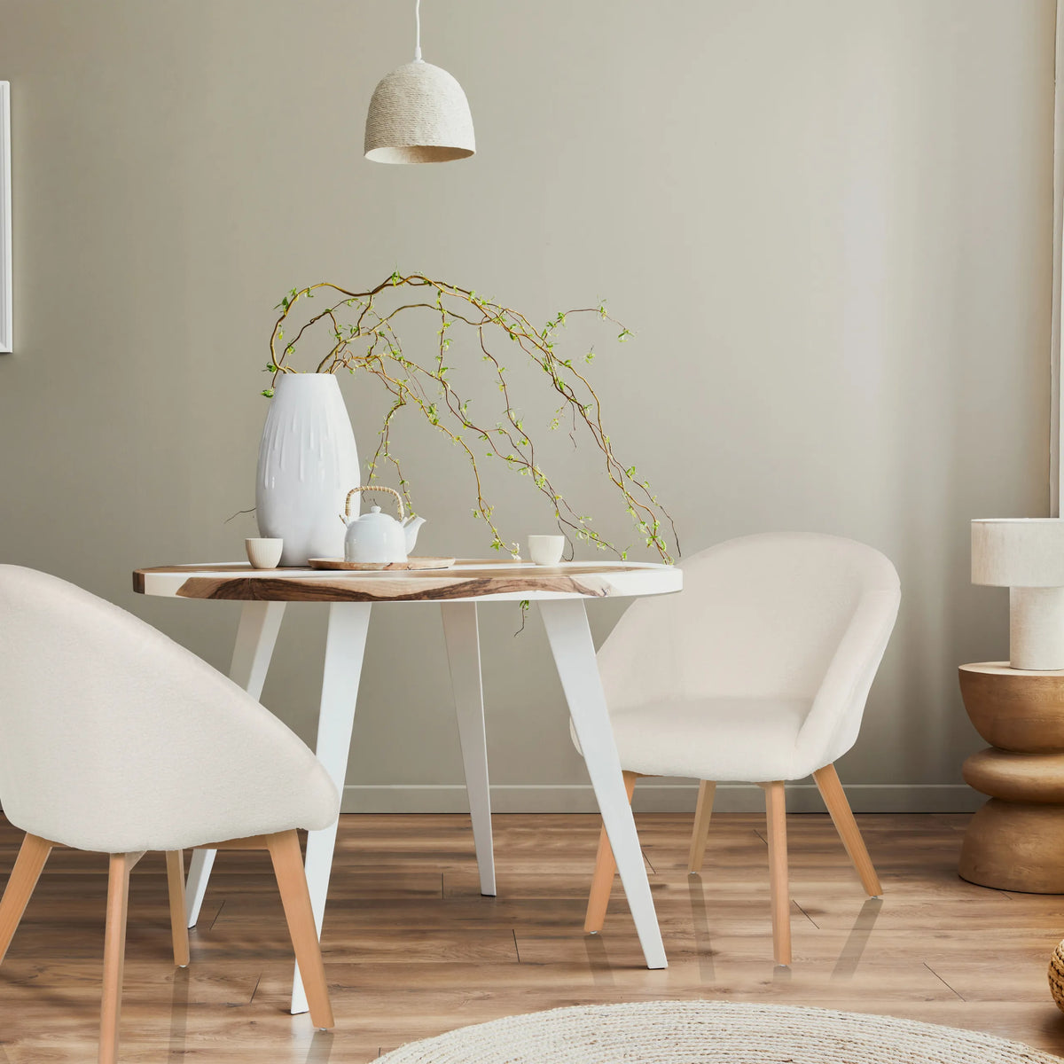Due sedie imbottite bianche SCANDI TED con gambe in legno chiaro a un tavolo rotondo di hjh LIVING