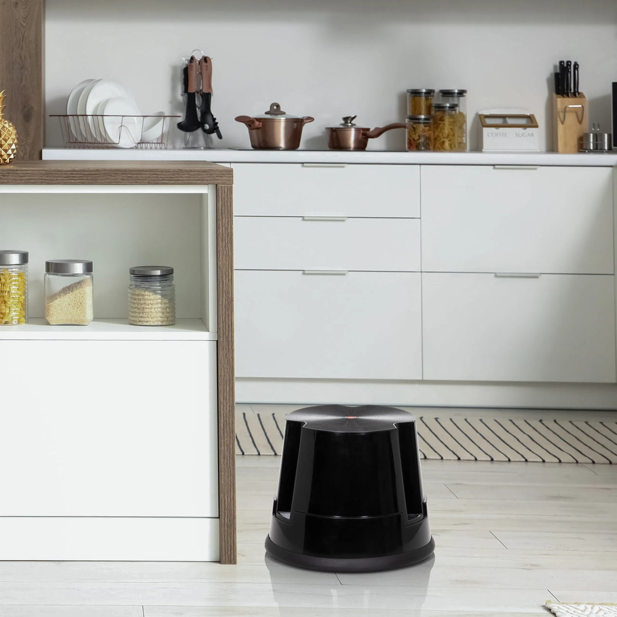 Sgabello TIO-S nero davanti a mobili da cucina bianchi di hjh OFFICE