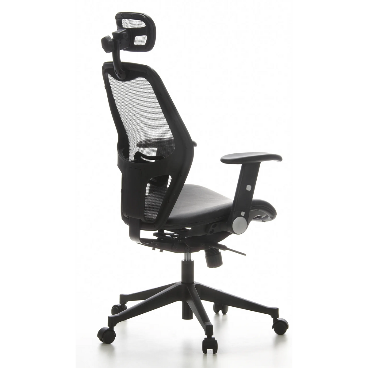 Sedia da ufficio professionale AIR-PORT nera con schienale in rete, seduta in pelle e base a cinque ruote di hjh OFFICE – vista a 360° (vista posteriore a tre quarti 120°)
