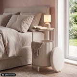 Tavolino Nestup 1 in bianco e rovere accanto a un letto di hjh LIVING (immagine generata dall’IA)