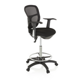 Sedia da banco TOP WORK 108 nera con schienale in rete, poggiapiedi e base a cinque ruote di hjh OFFICE – vista a 360° (vista frontale a tre quarti 60°)