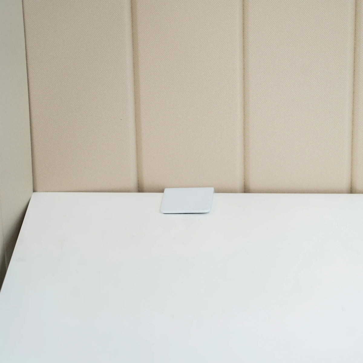 Supporto bianco per fissare il divisorio per scrivania FLEXMIUT ROLL su un piano del tavolo bianco di hjh OFFICE