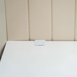 Supporto bianco per fissare il divisorio per scrivania FLEXMIUT ROLL su un piano del tavolo bianco di hjh OFFICE