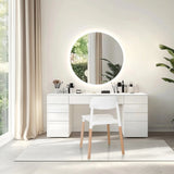 Sedia a quattro gambe SCANDI E bianca con gambe in legno chiaro davanti a un tavolo da trucco di hjh LIVING