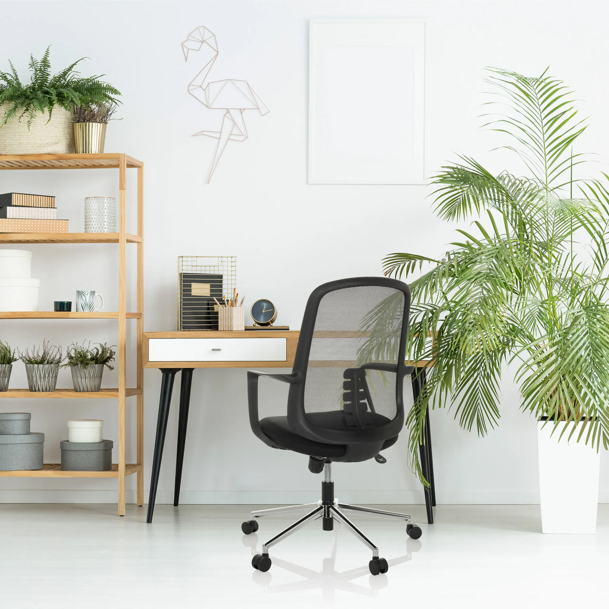 Sedia Home Office SEDIOLO B nera con schienale in rete e braccioli di hjh OFFICE