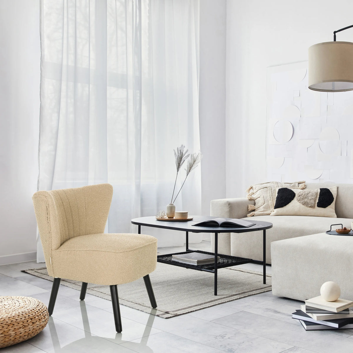 Poltrona Lounge MANISO beige con gambe nere in una stanza arredata in modo moderno di hjh LIVING