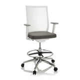 Sedia da banco ASPEN WORK W grigia con schienale in rete, poggiapiedi e base a cinque ruote di hjh OFFICE – vista a 360° (vista frontale 20°)
