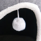 Pallina bianca da gioco con cordino all'interno della cuccia chiusa per gatto PAWY R di hjh LIVING