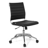 Sedia da ufficio professionale TRISHA nera con imbottitura trapuntata e base a cinque ruote di hjh OFFICE – vista a 360° (vista frontale a tre quarti 40°)