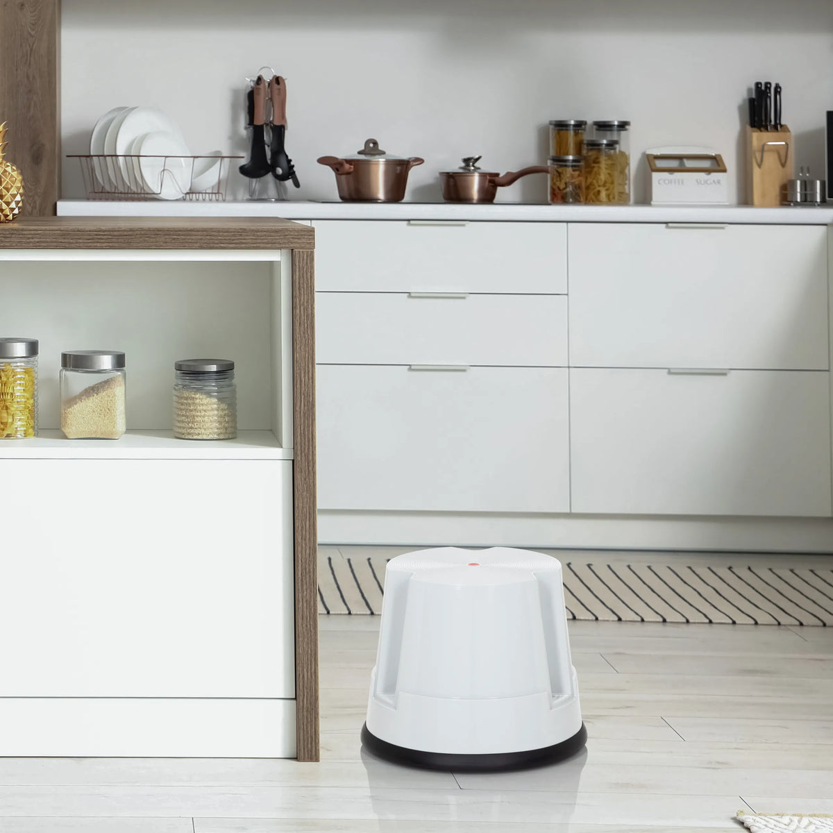 Sgabello TIO-S bianco con anello di base nero in una cucina di hjh OFFICE