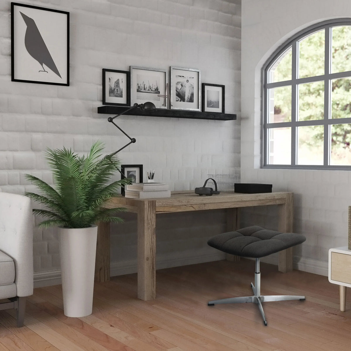 Sgabello imbottito SARANTO con rivestimento in tessuto nero e base in metallo a quattro razze in una stanza luminosa di hjh OFFICE