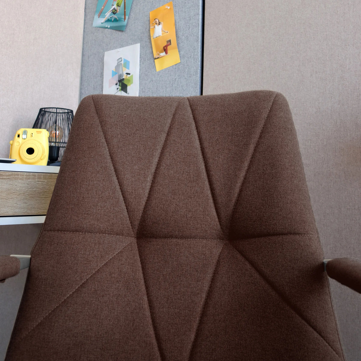 Rivestimento in tessuto marrone medio con cuciture decorative della Sedia Home Office SARANTO II di hjh OFFICE