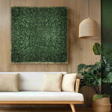 Pannello vegetale verde LEAFLUXE 1 come elemento murale quadrato sopra un divano chiaro di hjh LIVING