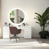Sedia per sala da pranzo ELVERUM SPU in marrone scuro davanti a un tavolo da trucco bianco con specchio rotondo di hjh LIVING