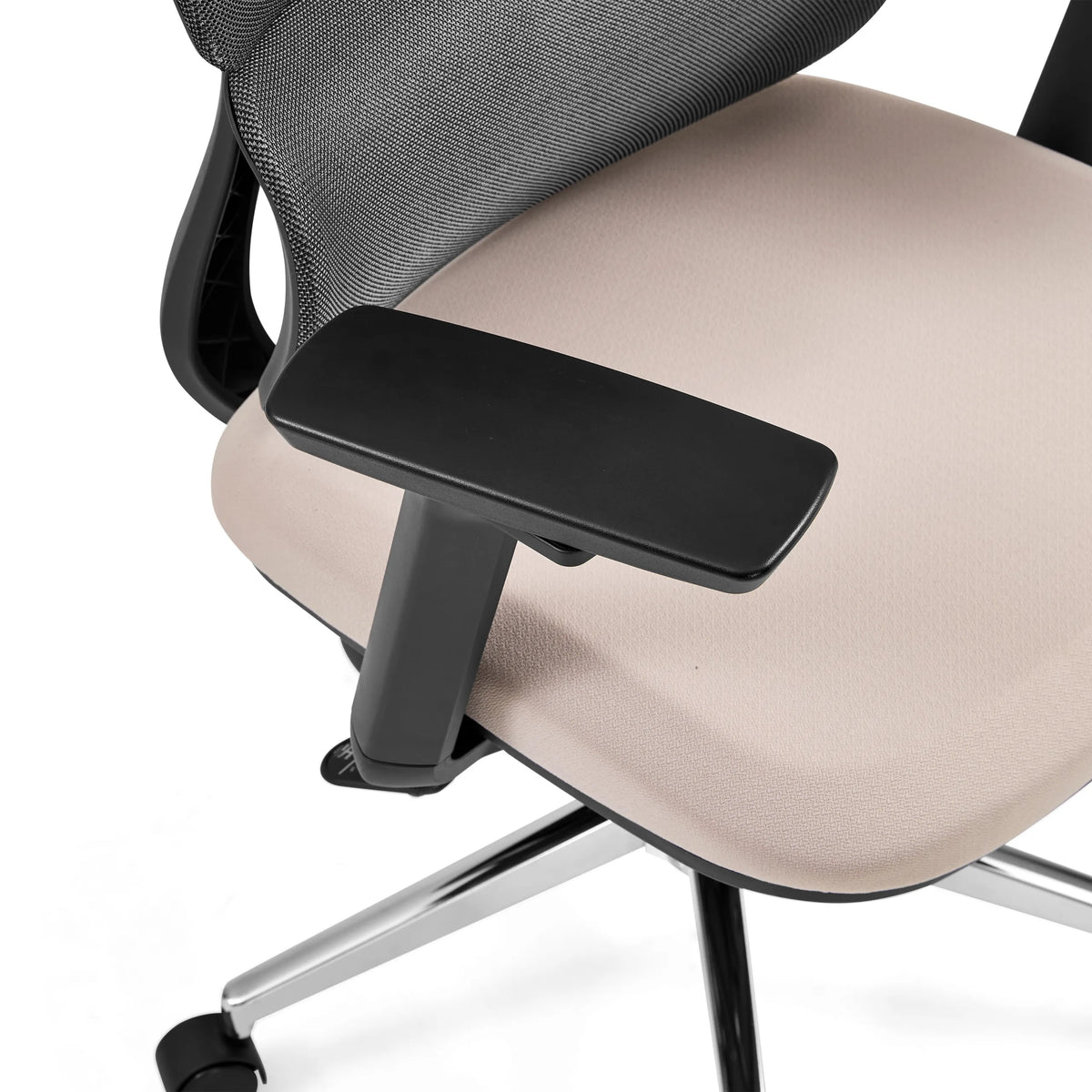 Bracciolo nero della sedia da ufficio professionale Ergomy Pro con seduta in tessuto beige e schienale in rete grigio scuro di hjh OFFICE