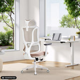 Sedia da ufficio professionale ERGOMY W beige con struttura bianca e schienale in rete a una scrivania di MyBuero (immagine generata dall’IA)