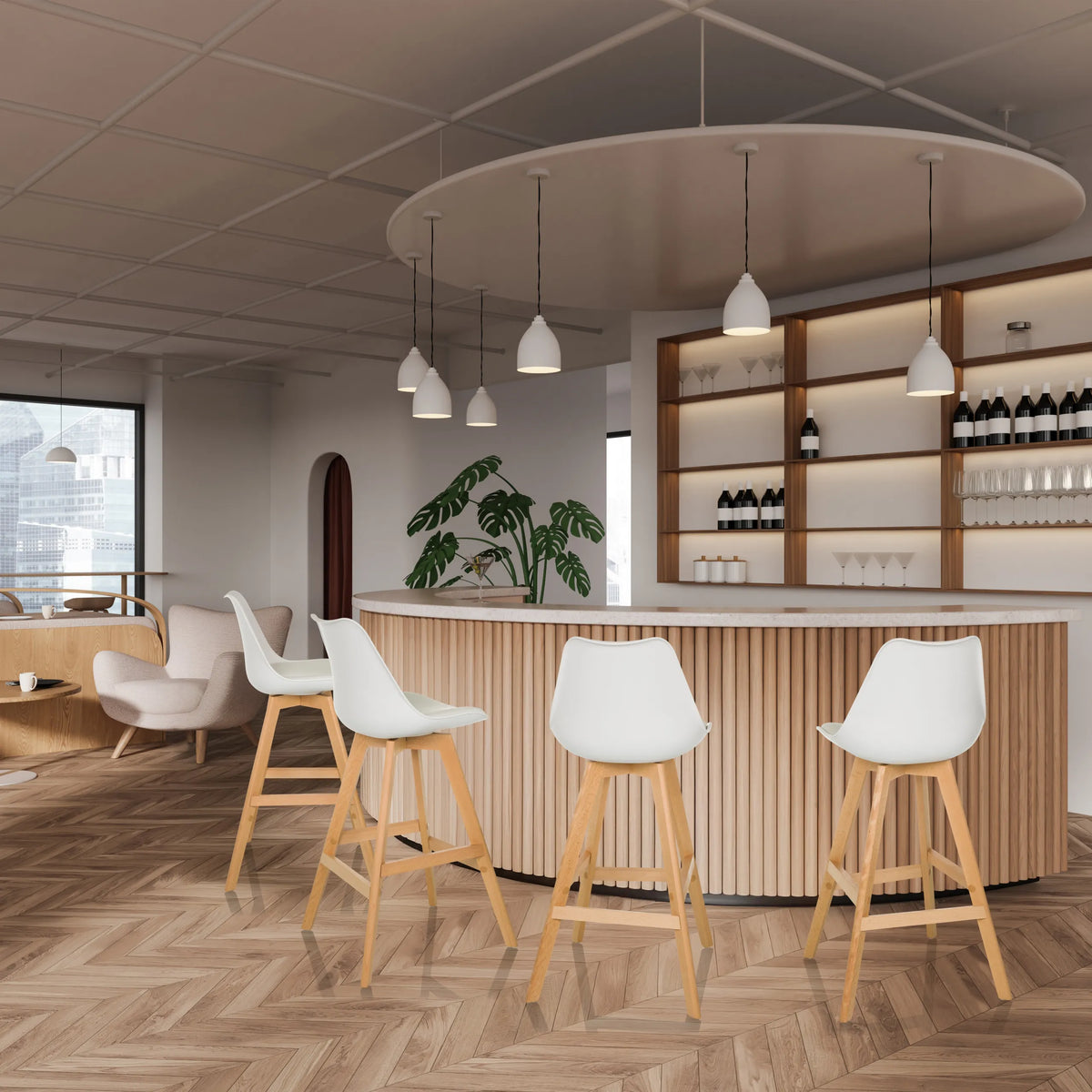 Quattro sgabelli da bar SCANDI HIGH bianchi con gambe in legno chiaro a un bancone di hjh LIVING