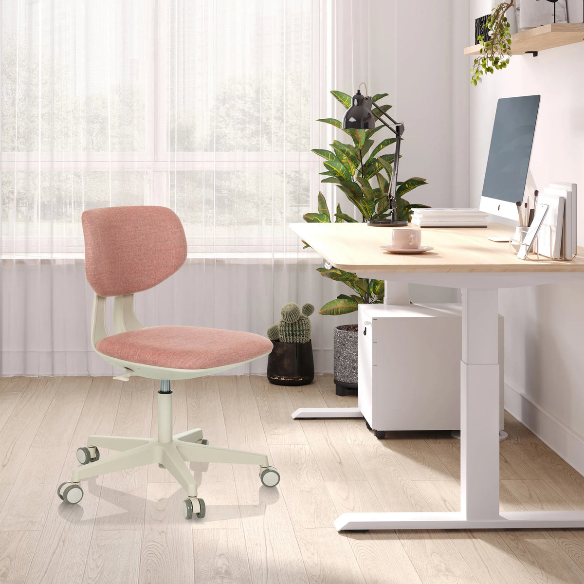 Sedia girevole per bambini KID CLASSIC rosa con struttura bianca e rotelle a una scrivania chiara di hjh OFFICE