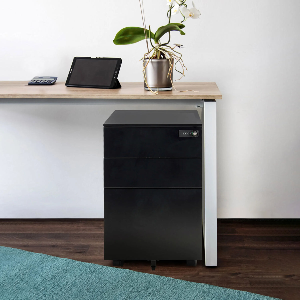 Cassettiera con rotelle in metallo nero COLOR OS I con tre cassetti sotto una scrivania di hjh OFFICE