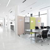 Pareti divisorie FLEXMIUT WB grigio chiaro su ruote con lavagna integrata in un ufficio moderno di hjh OFFICE