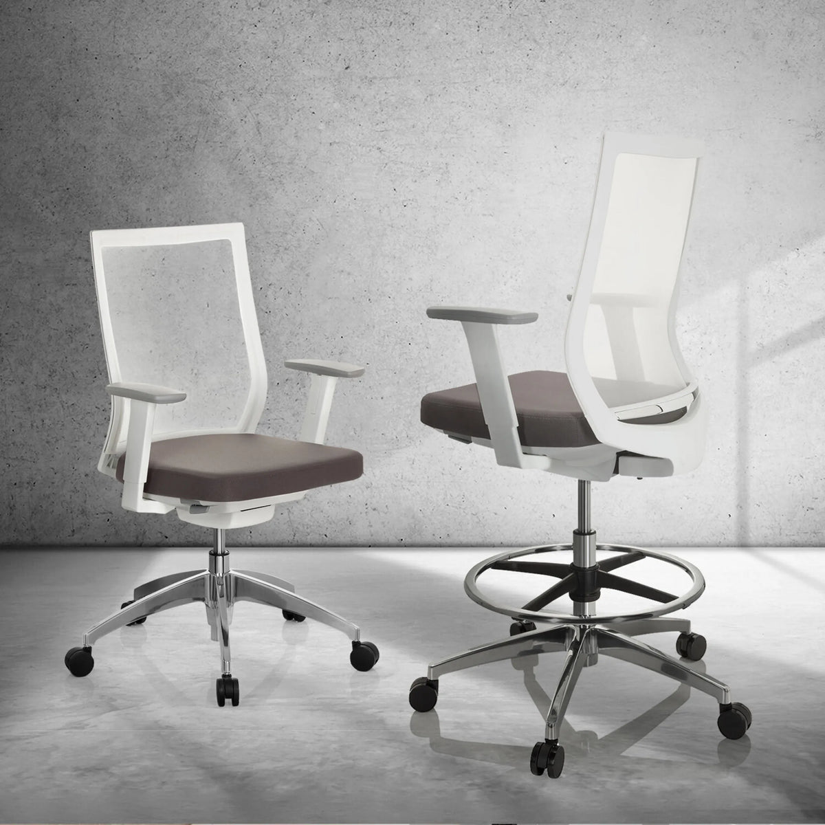 Due sedie da banco ASPEN WORK W grigie con struttura bianca, braccioli e poggiapiedi di hjh OFFICE
