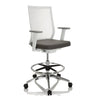 Sedia da banco ASPEN WORK W grigia con schienale in rete bianco e poggiapiedi in cromo di hjh OFFICE