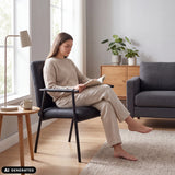 Sedia imbottita Lifea Flex nera in ecopelle con braccioli di hjh LIVING (immagine generata dall’IA)