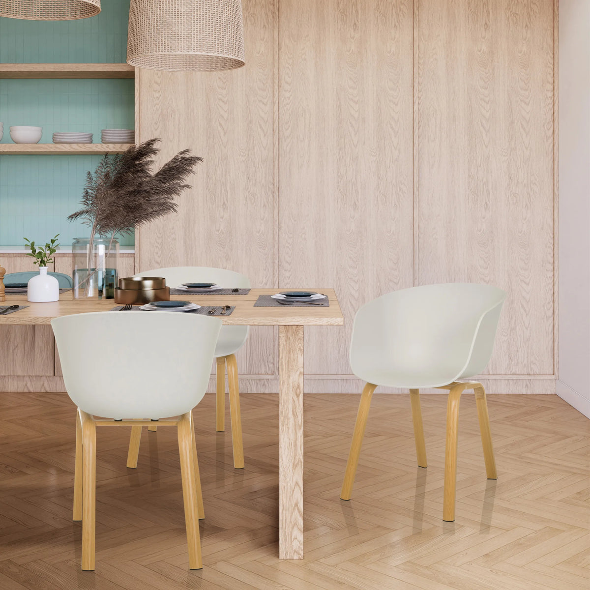 Sedie a conchiglia bianche OSLO W con gambe in legno chiaro a un tavolo da pranzo di hjh LIVING