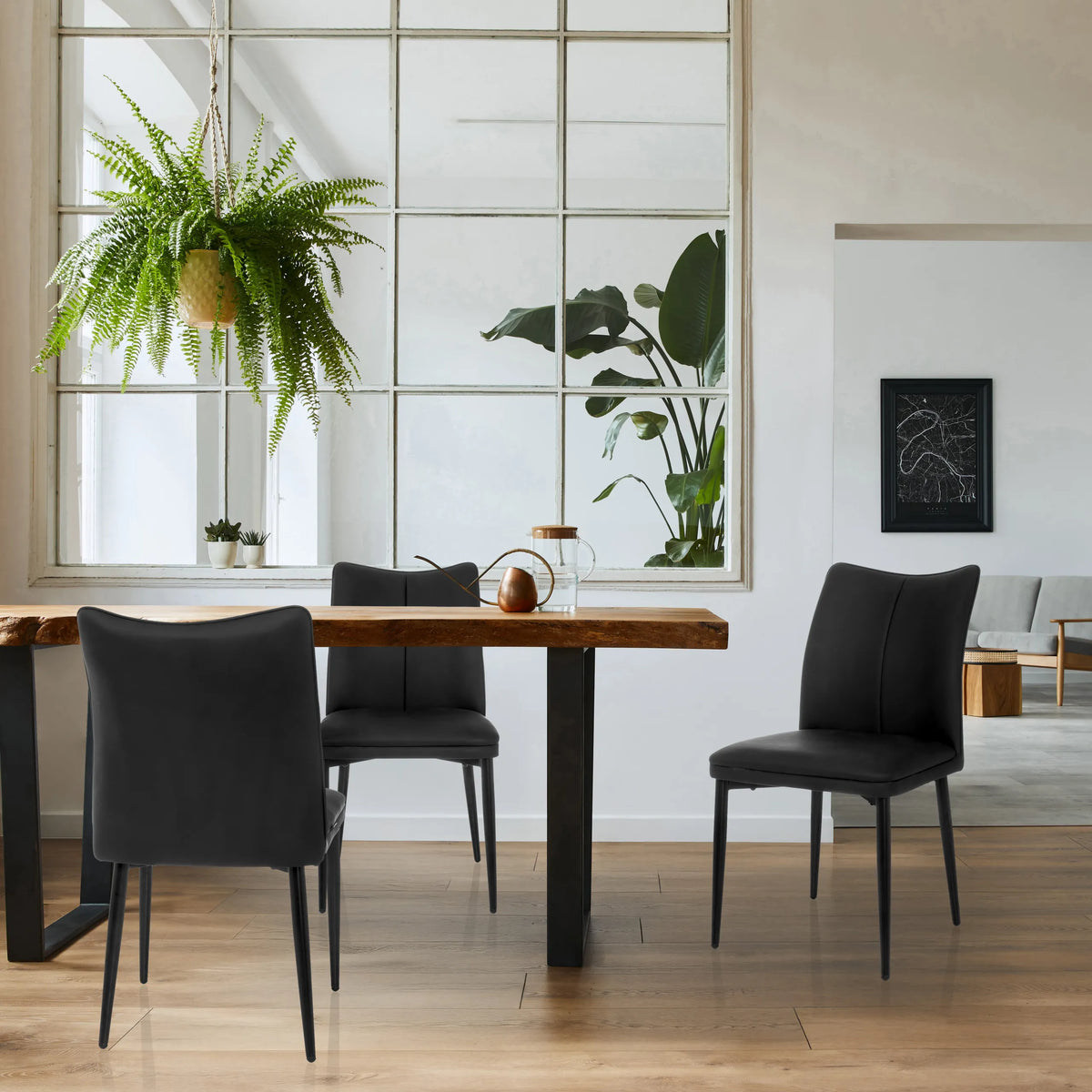 Tre sedie per sala da pranzo VISETO nere con schienali trapuntati a un tavolo in legno di hjh LIVING