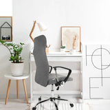 Sedia Home Office ARTON 40 grigia con braccioli e rotelle a una scrivania bianca di hjh OFFICE
