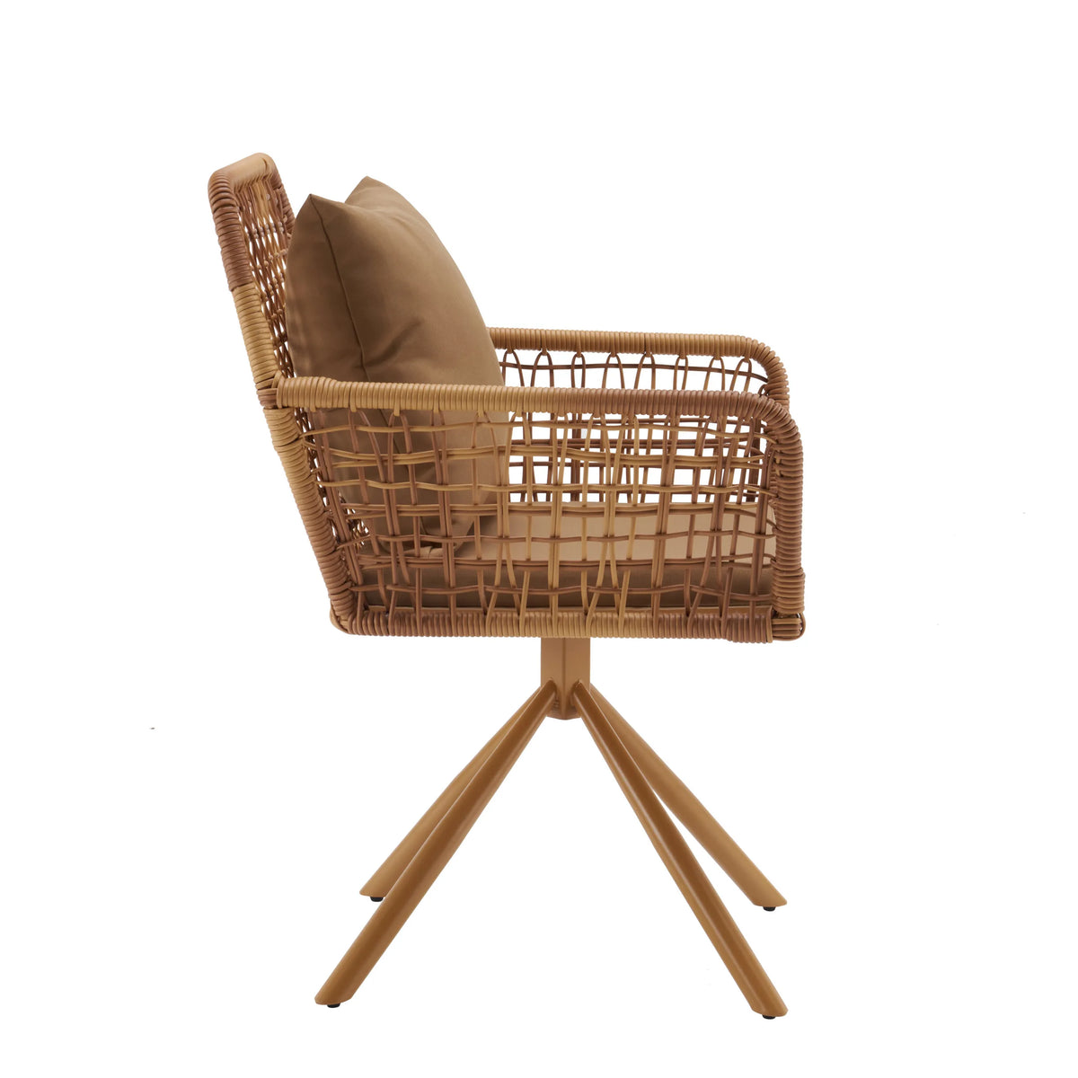 Sedia imbottita marrone Tavaro Korvik con struttura intrecciata, cuscino e quattro gambe svasate di hjh LIVING