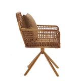 Sedia imbottita marrone Tavaro Korvik con struttura intrecciata, cuscino e quattro gambe svasate di hjh LIVING