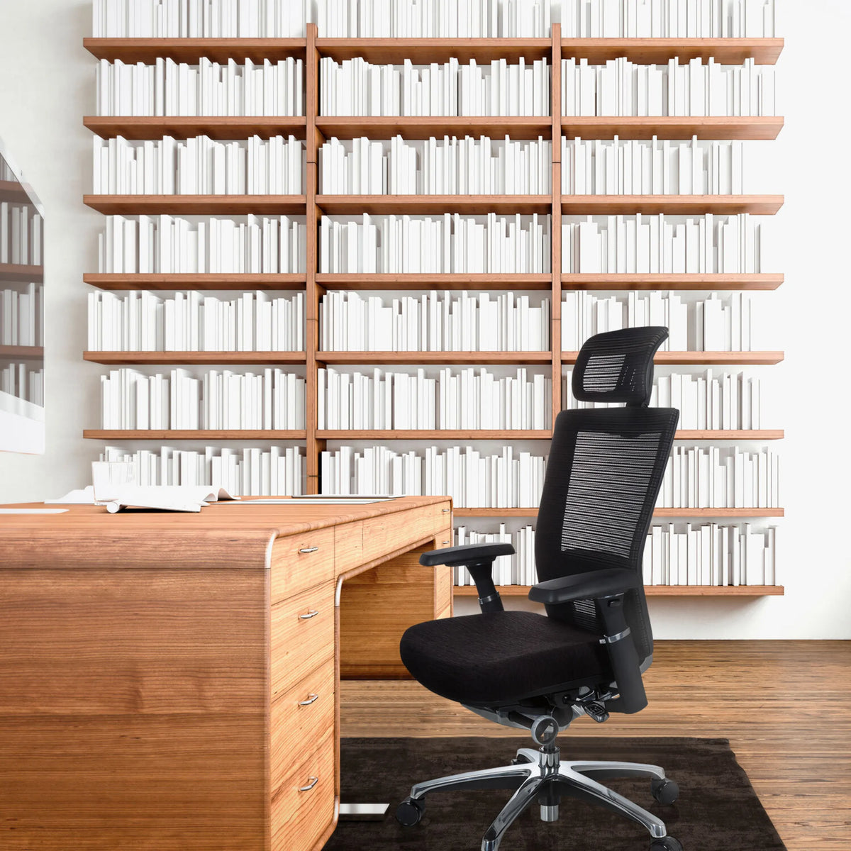 High-end Sedia da ufficio NOVA PRO I nera con poggiatesta e schienale in rete davanti a una scrivania in legno di hjh OFFICE
