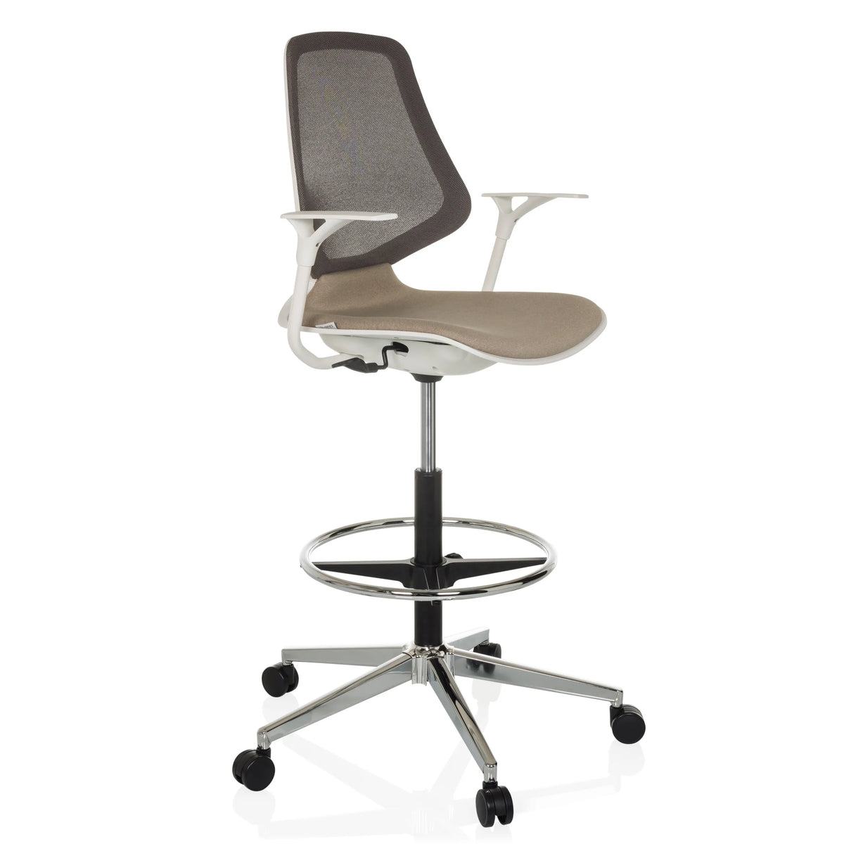 Sedia da banco TOP WORK STYLE beige con schienale in rete, poggiapiedi e base a cinque ruote di hjh OFFICE – vista a 360° (vista frontale a tre quarti 45°)