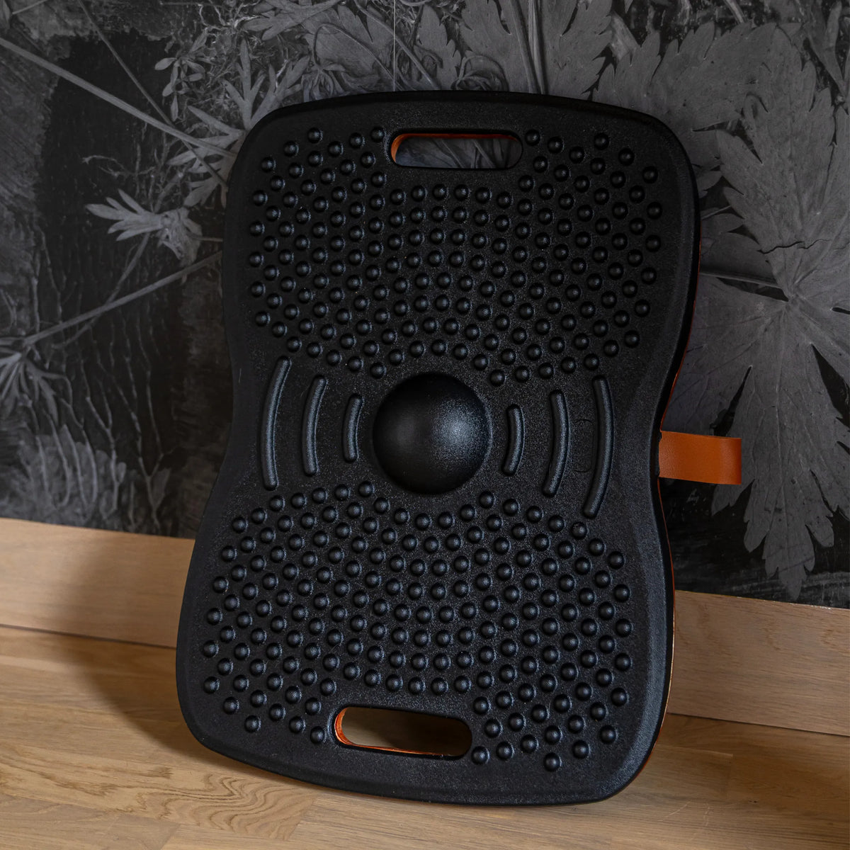 Superficie strutturata della balance board ACTIV in nero con borchie e curvatura centrale di hjh OFFICE