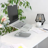 Supporto per LAPTOP STAND argento con struttura regolabile su una scrivania bianca di hjh OFFICE