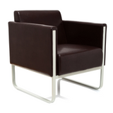 Poltrona imbottita marrone ARUBA con struttura in metallo bianca di hjh OFFICE – vista a 360° (vista frontale a tre quarti 40°)