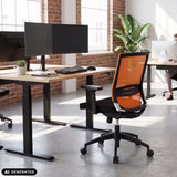 Sedia da ufficio professionale PORTO BASE in nero e arancione di hjh OFFICE (immagine generata dall’IA)