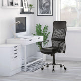 Poltrona Home Office ARTON 20 in nero con schienale in rete e braccioli davanti a una scrivania bianca di hjh OFFICE