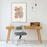 Sedia Home Office PARFERIO W grigia con schienale in rete e rotelle davanti a una scrivania di hjh OFFICE